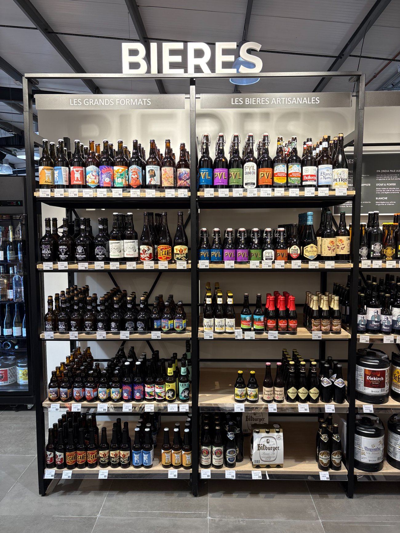 Le mur des bières d'Intercaves Villerest — grands formats et bières artisanales