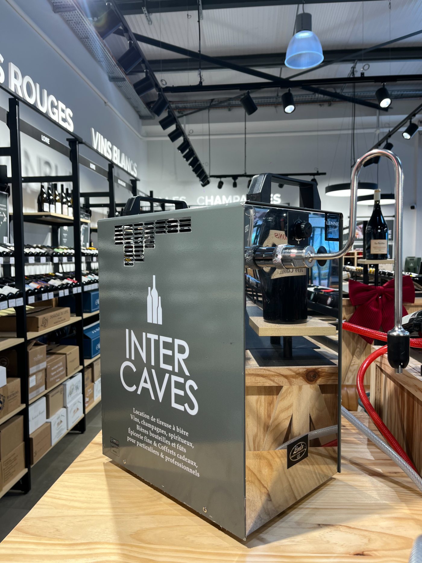 La tireuse à bière Intercaves Villerest, gravée au logo, prête à servir au comptoir