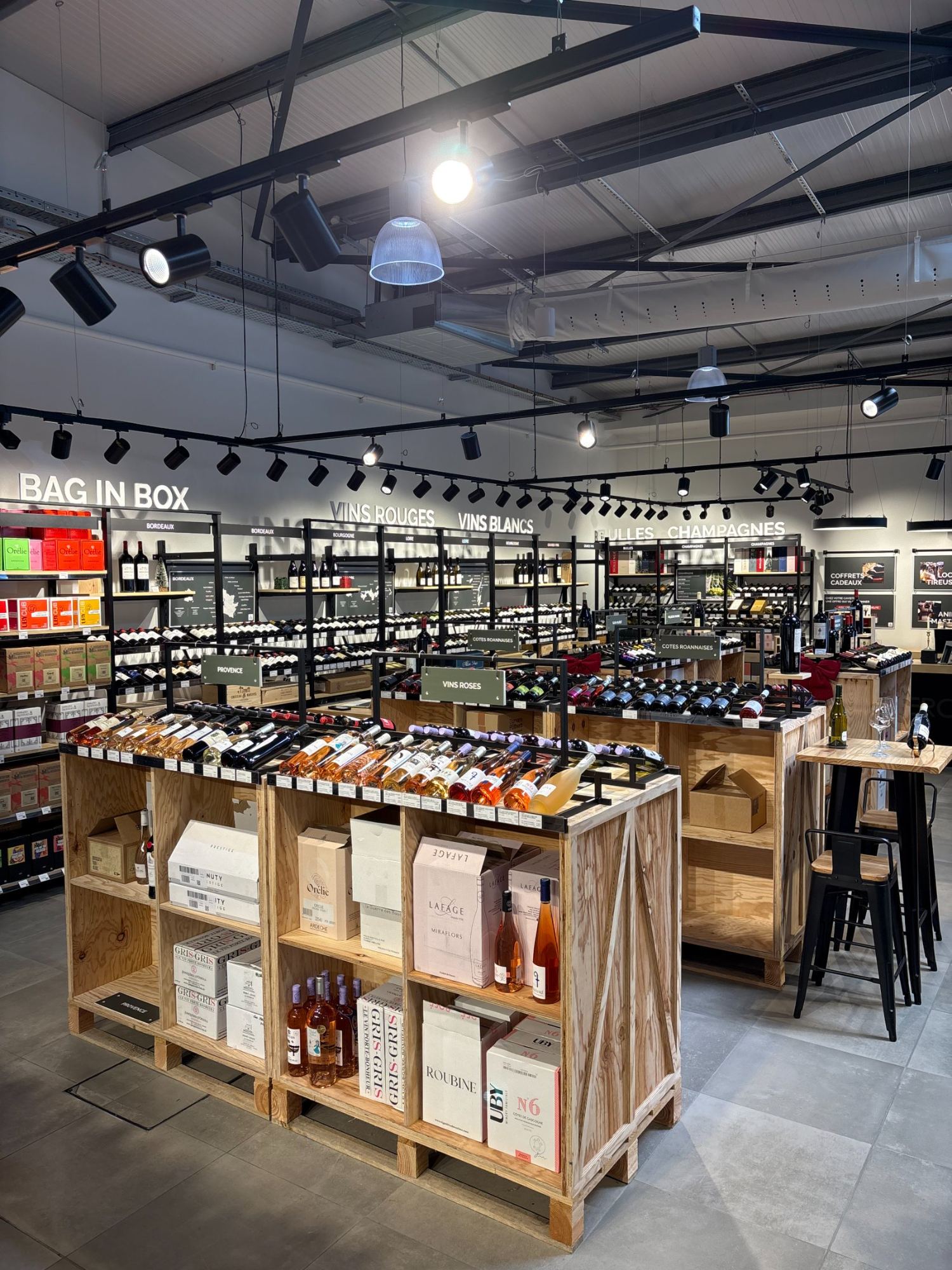 La cave Intercaves Villerest — îlot de vins et présentoirs