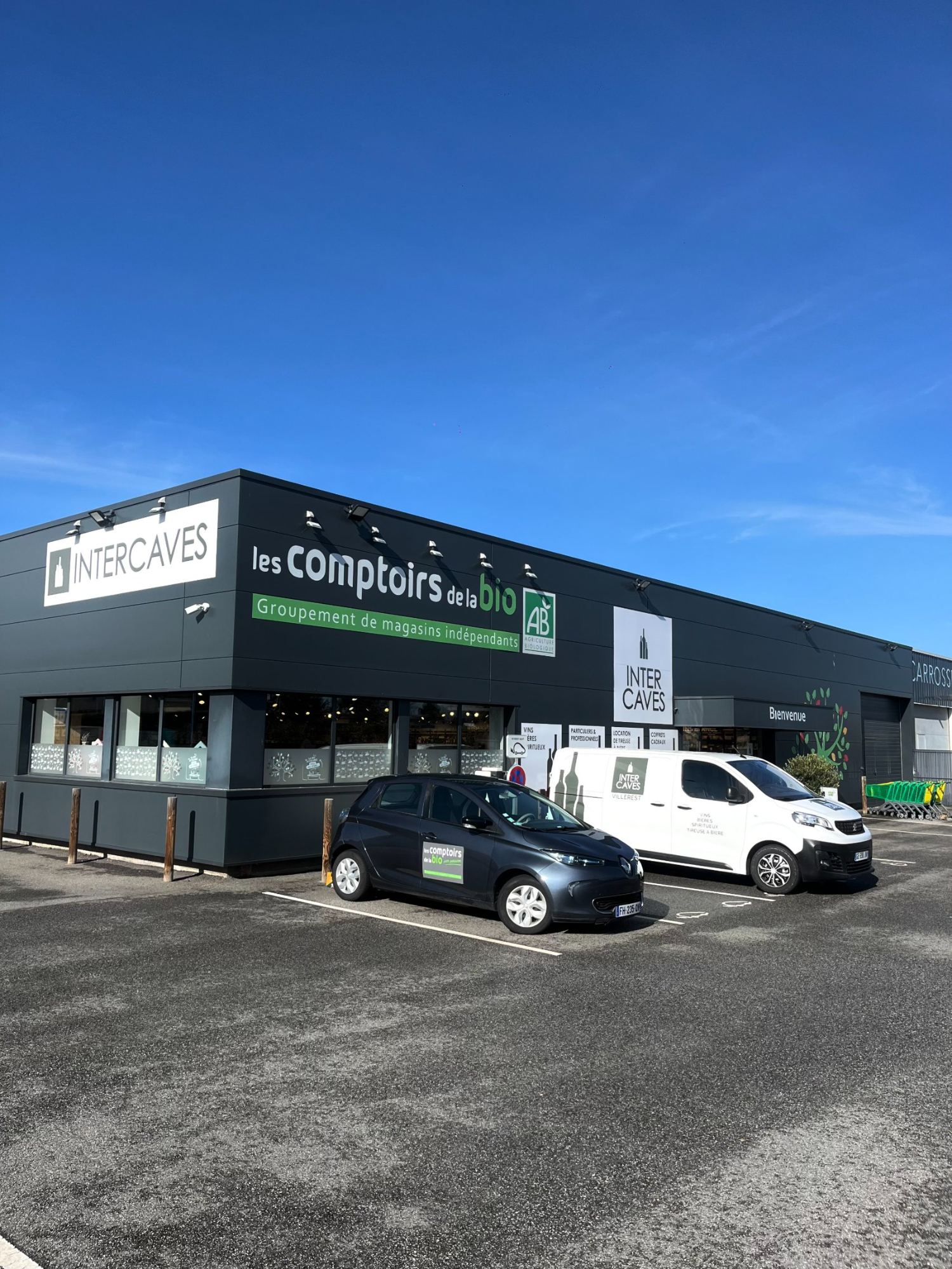 La façade Intercaves Villerest et Les Comptoirs de la Bio — parking à Villerest