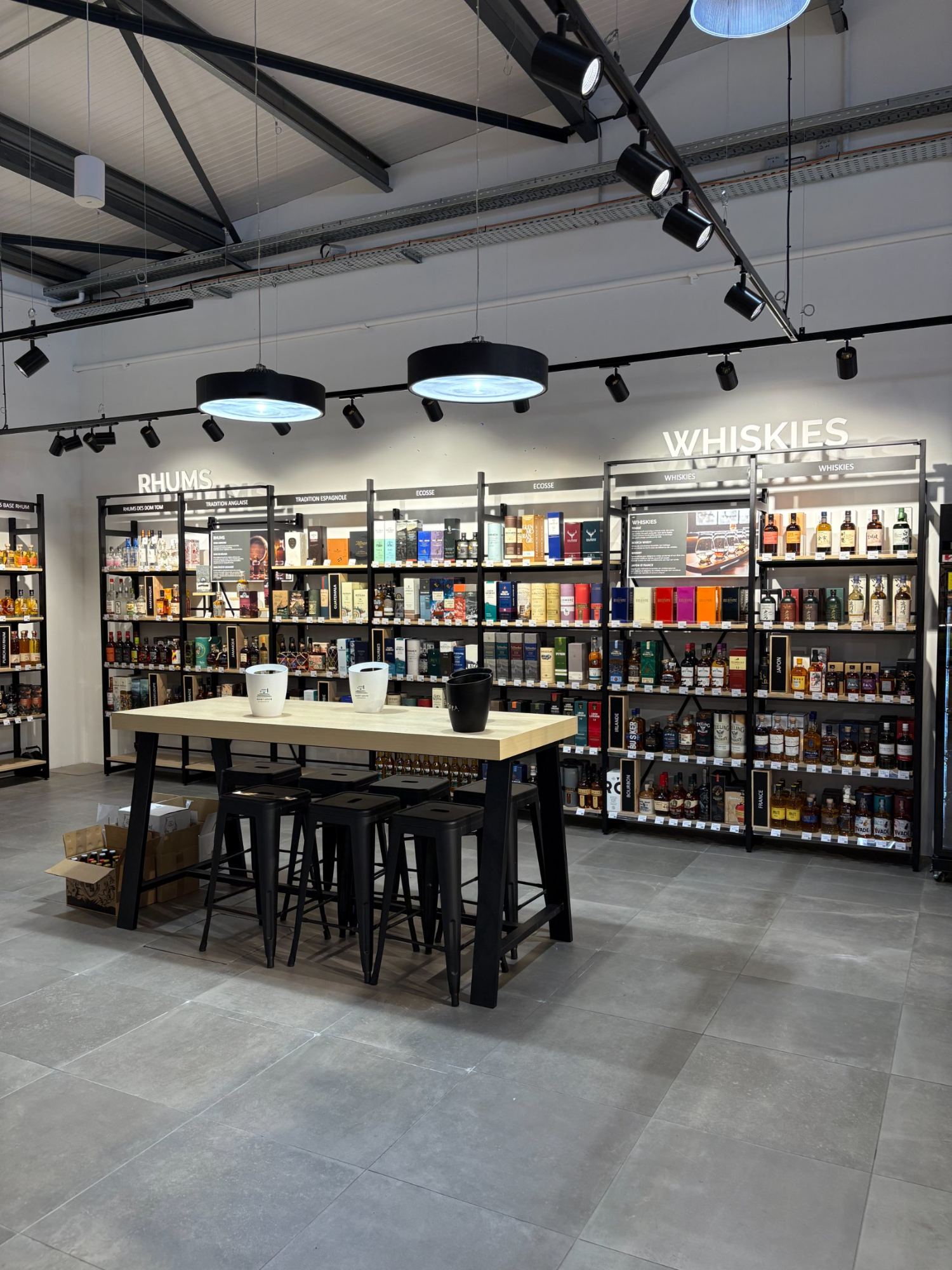 Rayon rhums et whiskies avec table de dégustation — Intercaves Villerest