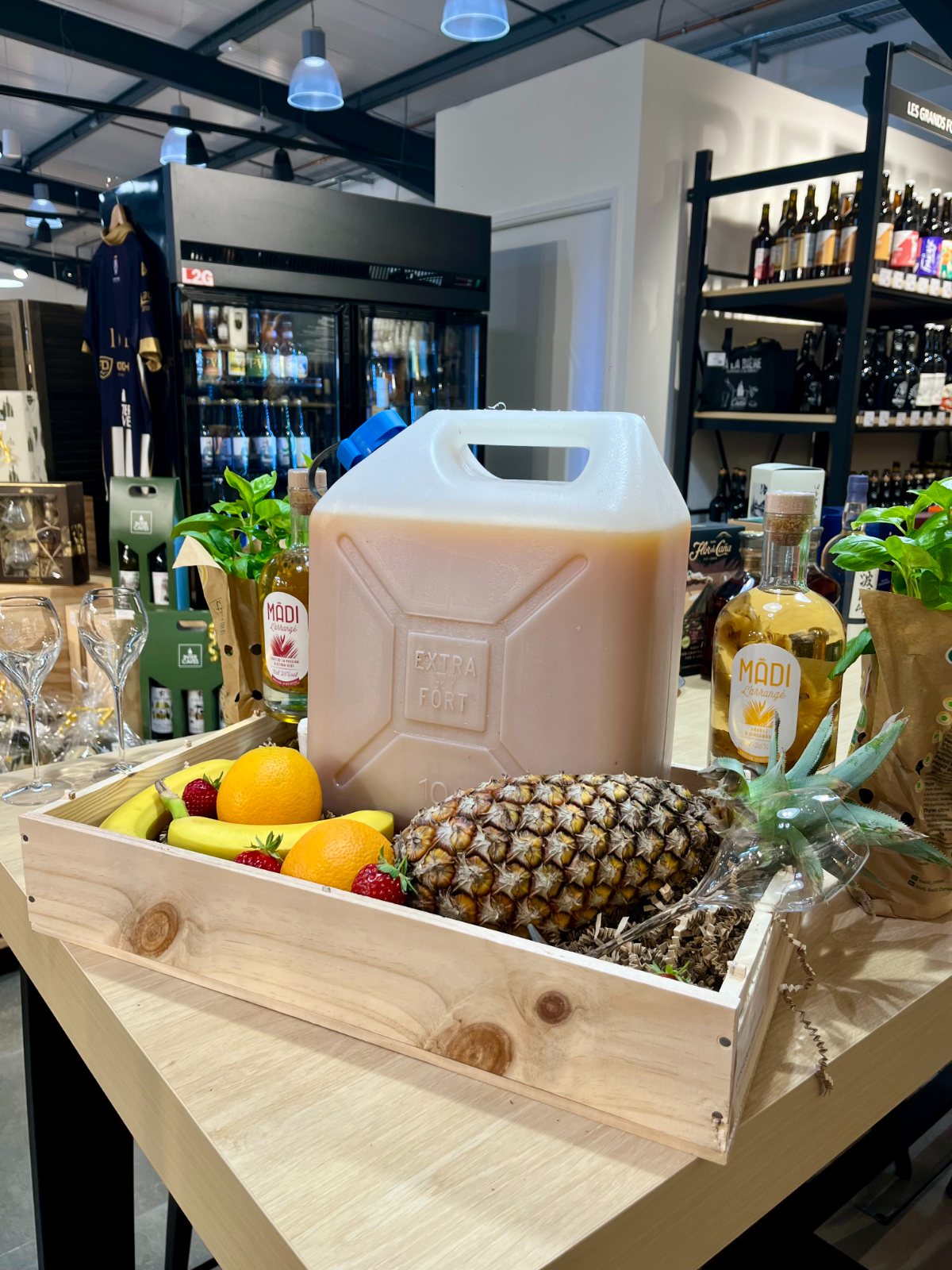 Le punch maison Intercaves Villerest, servi en cubi avec ananas, agrumes et rhums arrangés Mãdi