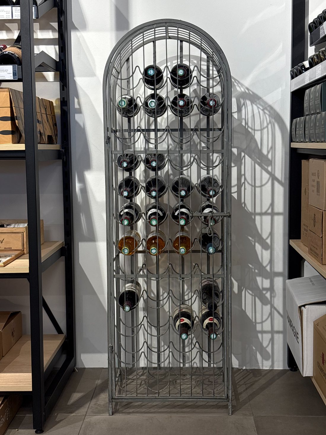 La cave fermée d'Intercaves Villerest — armoire de vins d'exception entre les grands vins et les champagnes