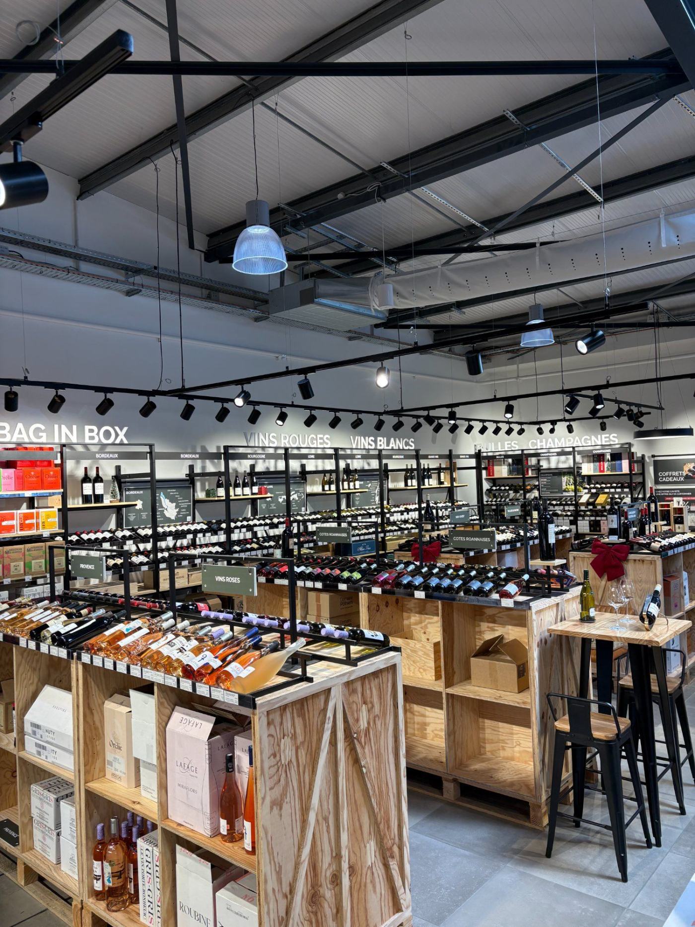 Le rayon vins d'Intercaves Villerest : Vins Rouges, Vins Blancs, Bulles & Champagnes, bag-in-box et coin dégustation